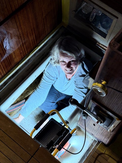 Die Bordfrau in der Backskiste beim Ausbau der alten Ventile