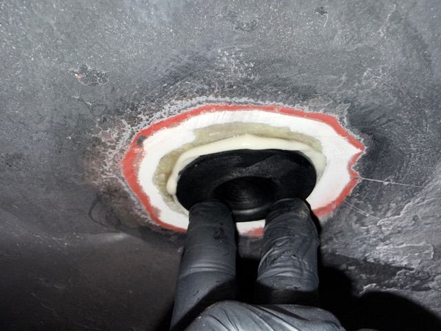 Der eingesetzte Durchlass von innen — ringsum quillt das Epoxy heraus