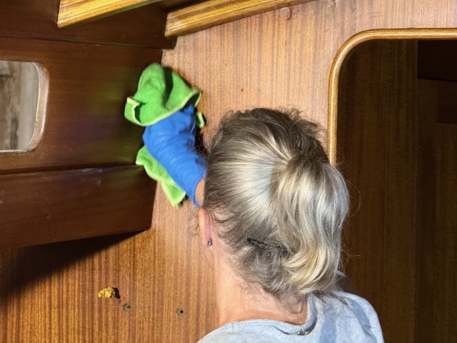 Judith wischt die Schottwand mit einem Mikrofasertuch ab