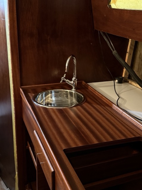 Neues Waschbecken und Armatur in der Pantry