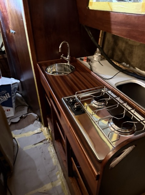 Neue Pantry mit Spüle und Gasherd, noch abgeklebt
