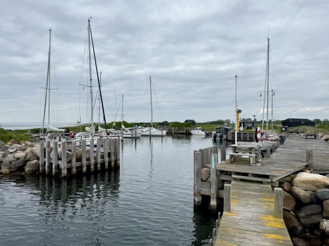 Kleiner Hafen mit vertäuten Segelbooten
