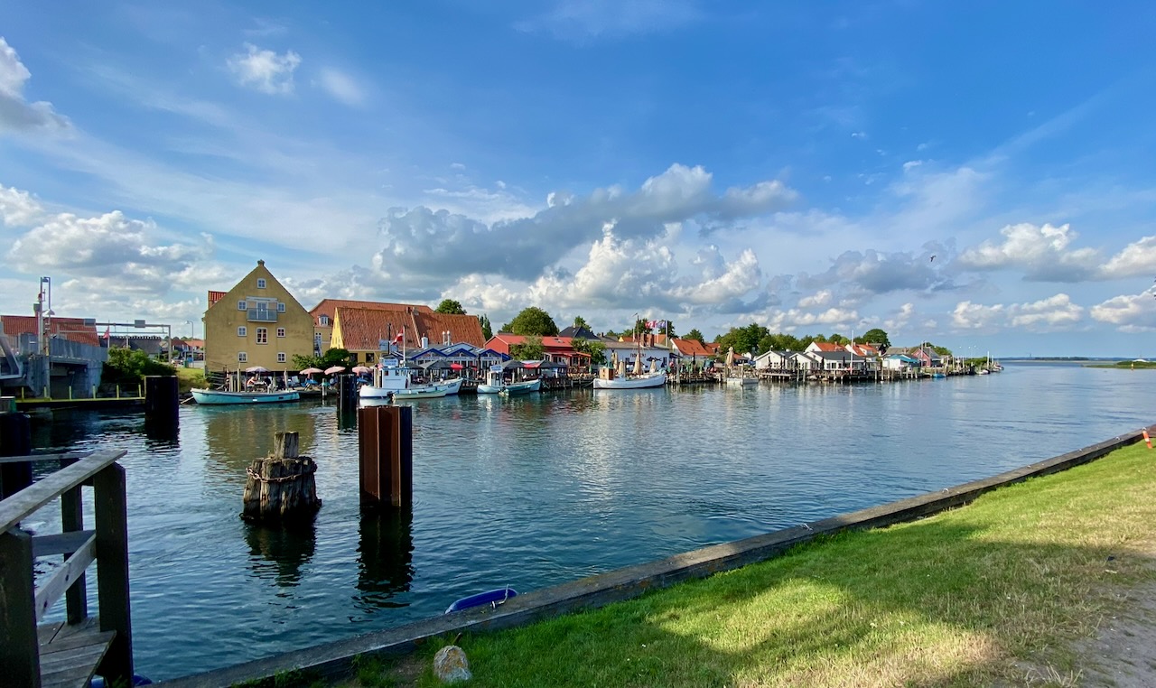 Hafen von Karrebæksminde mit Holzbooten am Kai