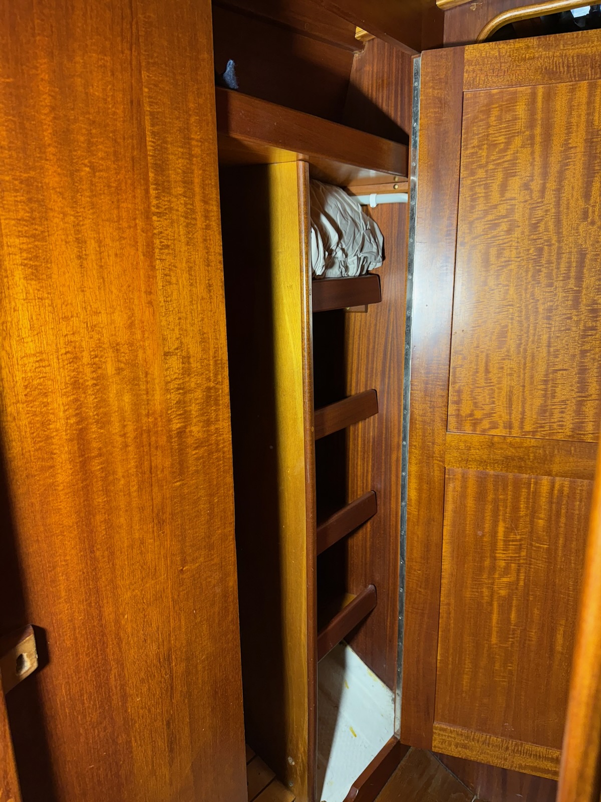 Kleiderschrank