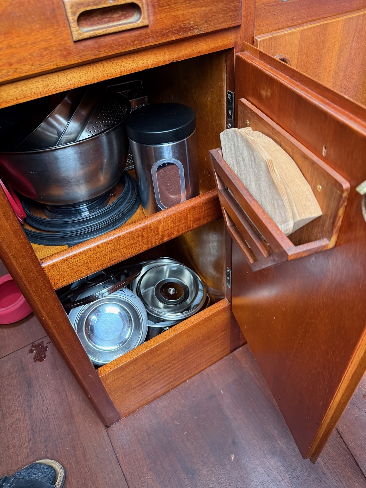 Einer der Schränke in der Pantry