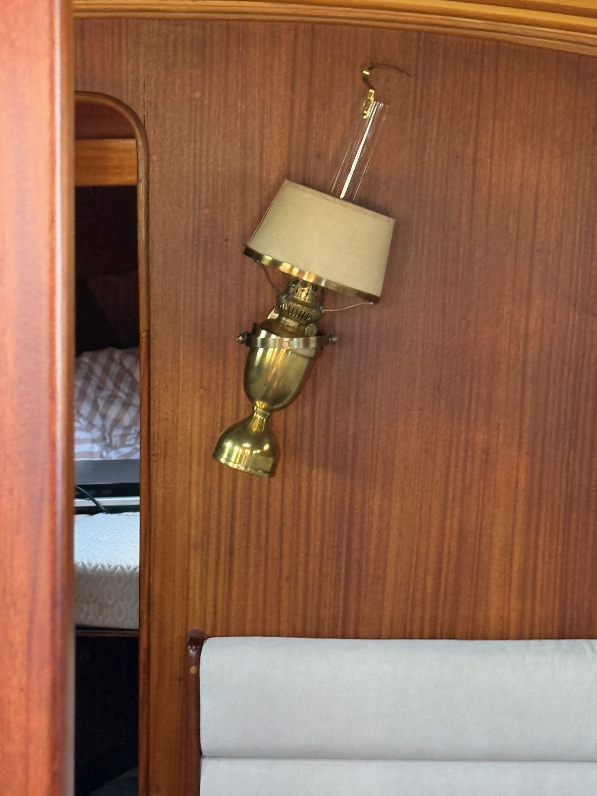 Kardinisch aufgehängte Petroleumlampe
